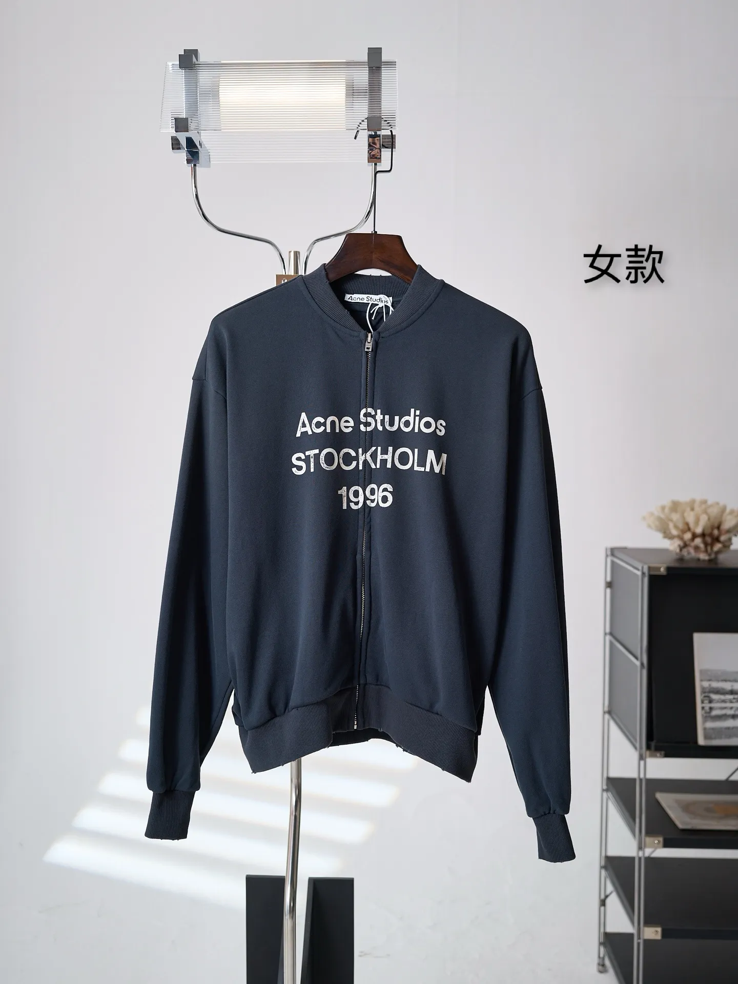 [Real auction] Acne Studios spray-painted distressed logo baseball collar jacket (women's style) [In Stock] S M L custom-made soft velvet fleece cotton, crisp and smooth, skin-friendly and soft. A charcoal-toned matte black sets the tone, and natural old-fashioned blending enriches the visual hierarchy. It has a calm and cool Nordic luxury temperament. The Acne Studios logo print on the chest serves as the visual focus, highlighting the brand's charm. The natural distressed smudge creates a layered beauty with warmth, the baseball collar zipper sweatshirt silhouette is cut, the loose shoulders weaken the restraint of the shoulder line, and the neat short cut proportion optimizes the waistline, easily creating a superior 37-point figure. The simple letters carry the retro atmosphere and create an effortless casual and fashionable feel. 1 Glue printing uses glue liquid paint to print patterns on fabrics, and bakes the fabric to fix the printed patterns. 2. Gradient distressed spray paint. By spraying dyes of different colors on the surface of the fabric, the clothes can show rich color changes under different lights and increase the visual layering. 3. Positioning and wear-and-tear. Many places on the garment body are regularly positioned and worn manually. Manual brush marks are added to add texture and depth to the surface of the clothing to imitate the texture of natural wear and tear. 4. Fermentation washing treatment: The fabrics have been fermentation washing, which makes the hand feel and texture better, is not easy to deform, shrink, and fade, and maintains long-term beauty and loose fit.